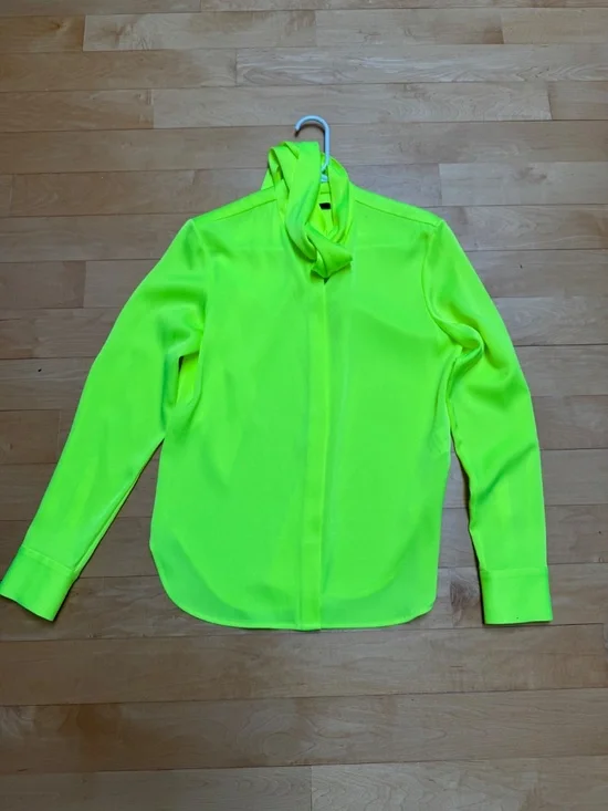 Bow Neck-Scarf Satin Crepe Shirt in Neon Yellow by Alex Perry - Picture 5 of 9